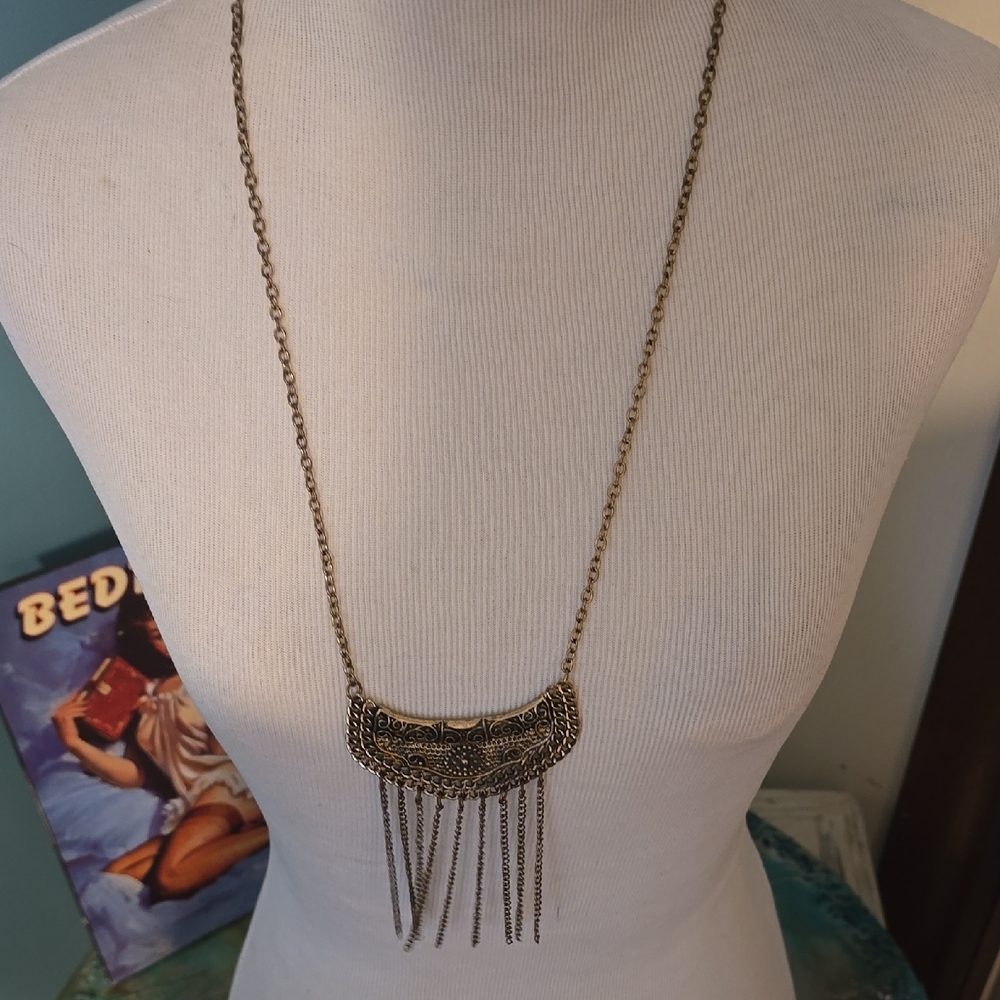 Elegant Gold Necklace with Fringe Detailing